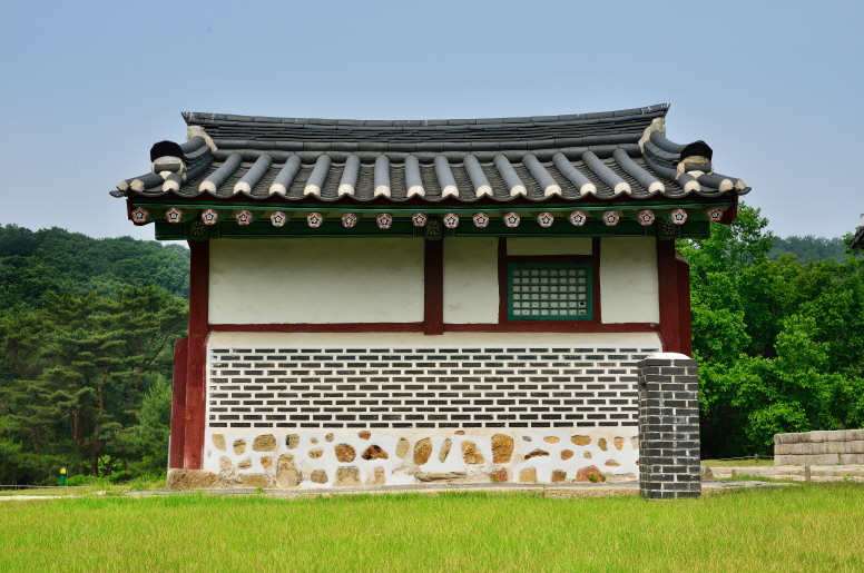 장릉(章陵)의 수복방 배면